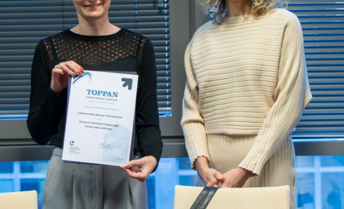 Zdjęcie z podpisaną umową