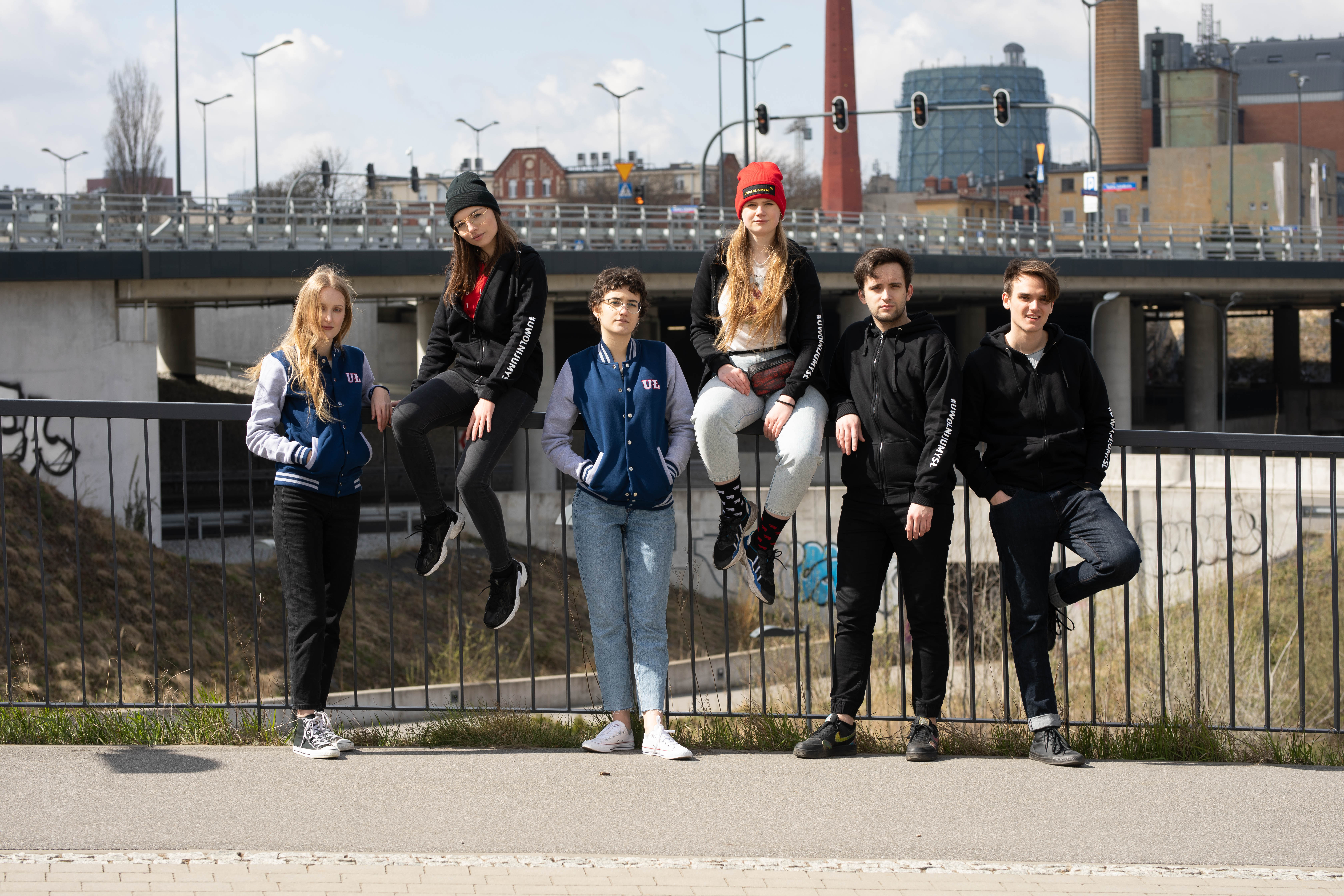 grupa studentów w przestrzeni miejskiej 